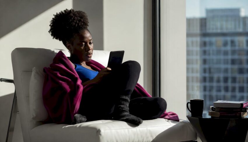Woman reading horror on Kindle Unlimited